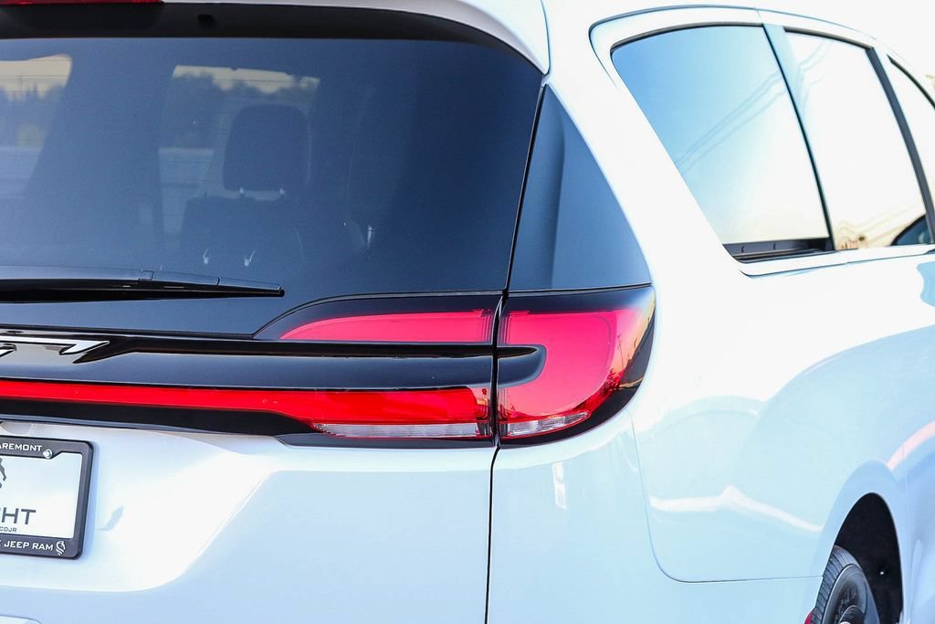 New 2027 Chrysler Pacifica Select FWD image 10