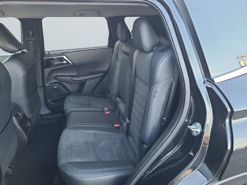 Used 2025 Mitsubishi Outlander SE AWD/4WD image 13