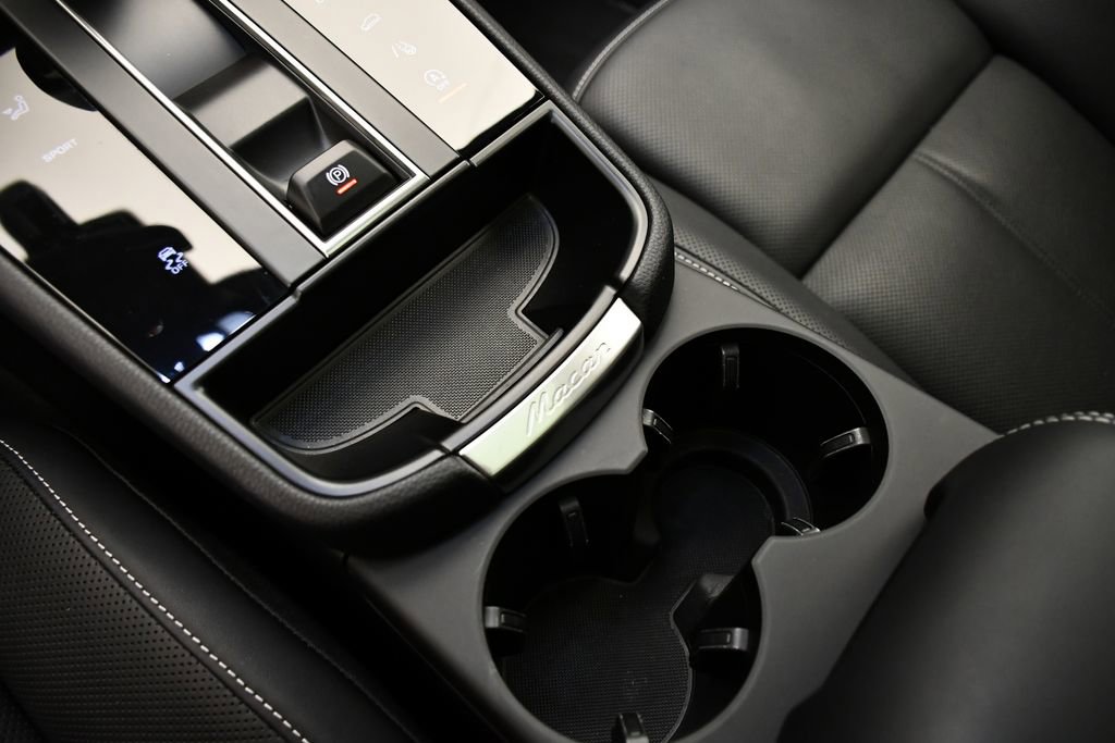 Certified 2025 Porsche Macan image 31