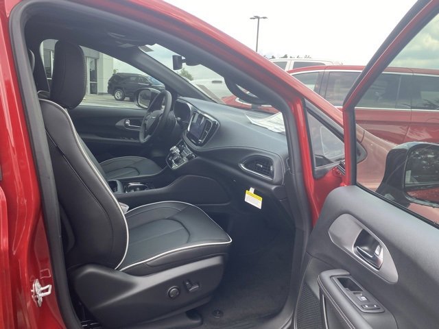 New 2026 Chrysler Pacifica Limited w/ S Appearance Package image 28