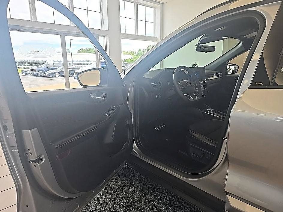 Used 2023 Ford Escape ST-Line w/ Tech Pack #1 AWD/4WD image 11