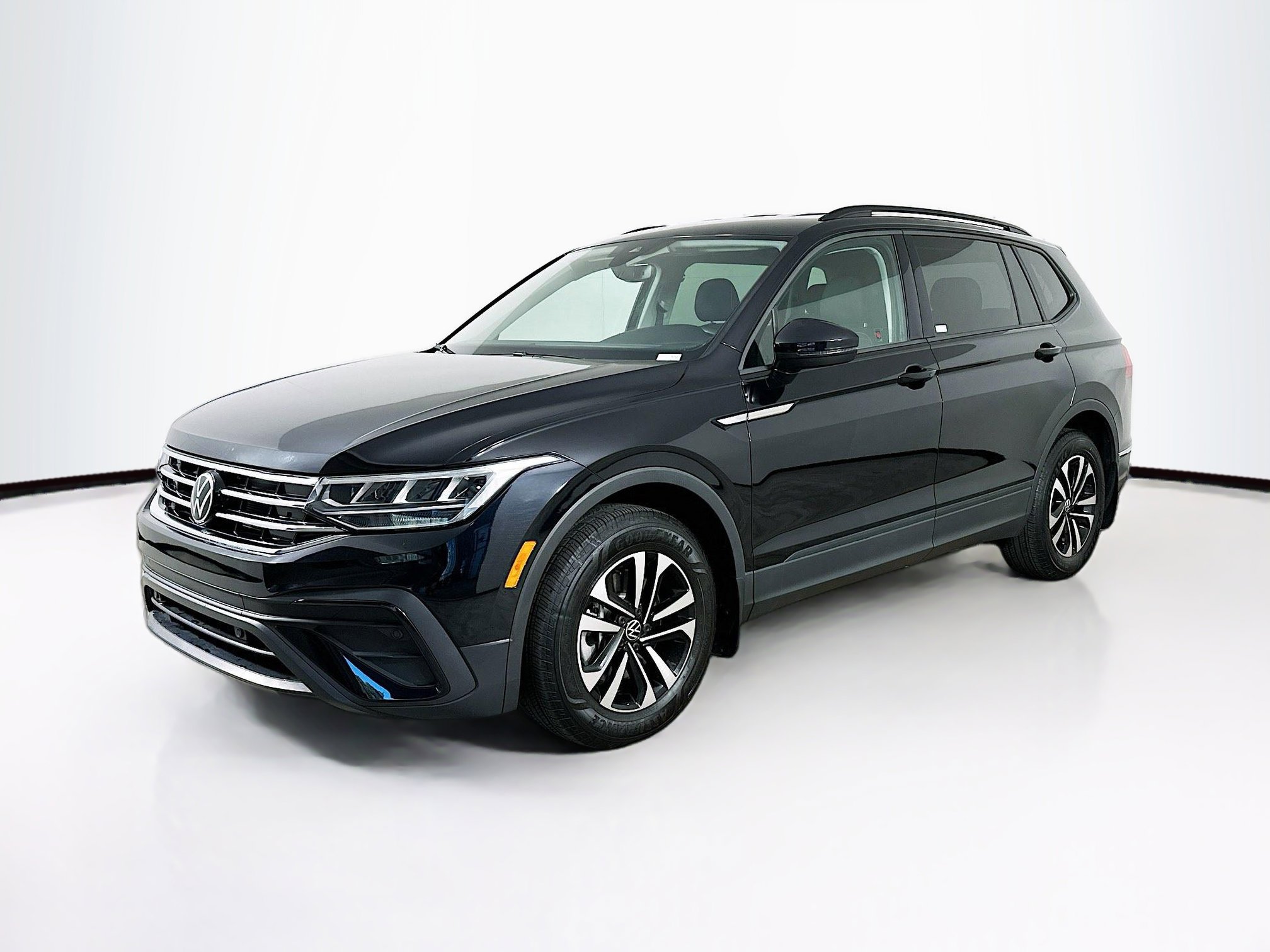 Used 2024 Volkswagen Tiguan S image 3