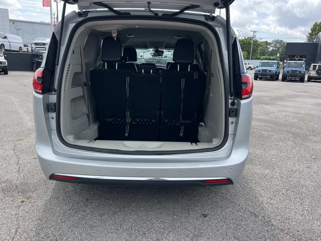 Used 2024 Chrysler Pacifica Touring-L FWD image 10