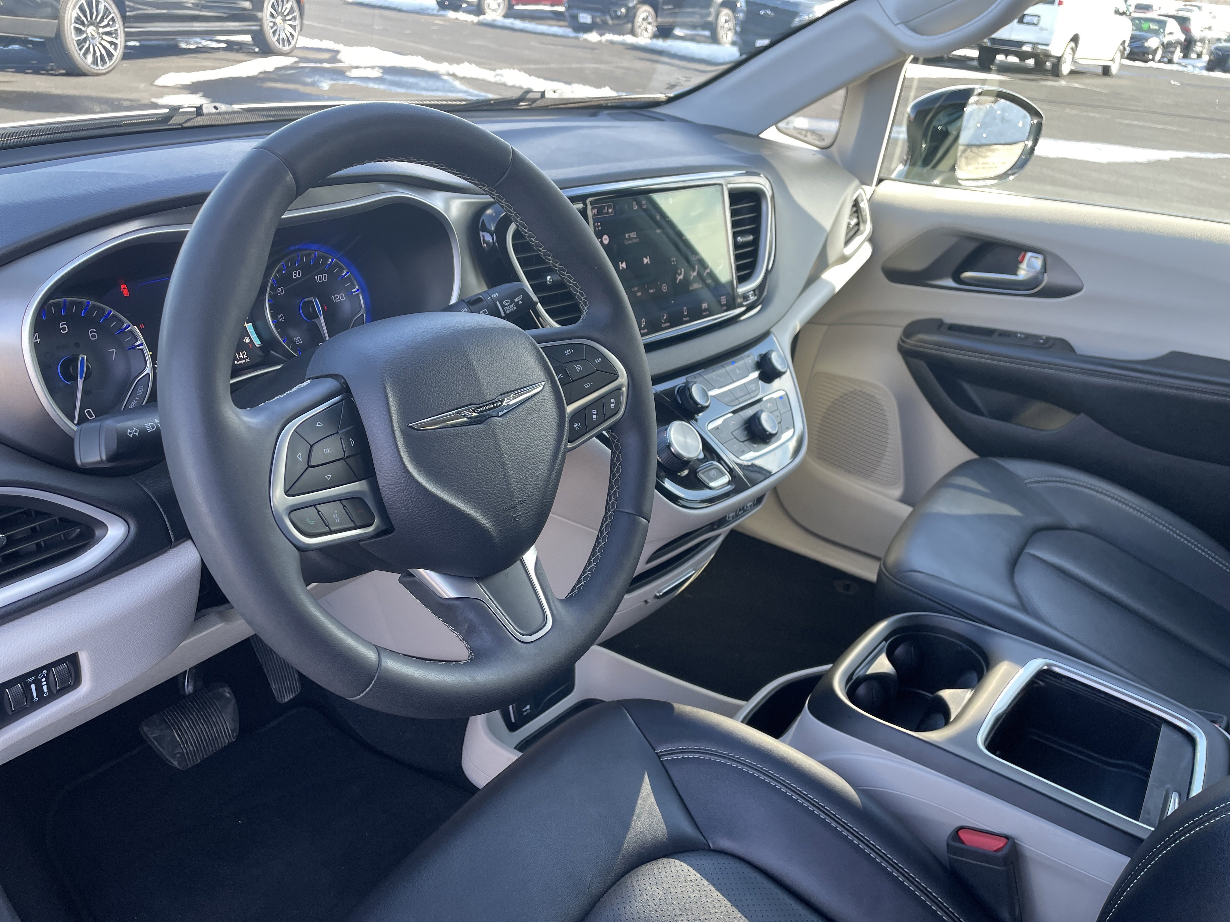 Used 2024 Chrysler Pacifica Touring-L image 9