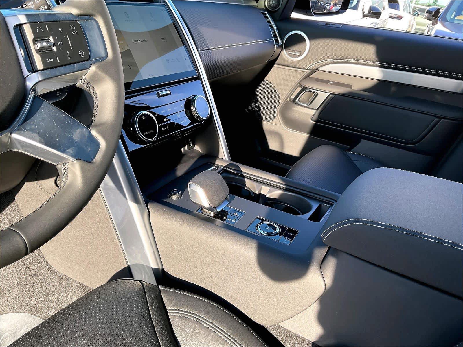 New 2026 Land Rover Discovery Limited Edition AWD/4WD image 10