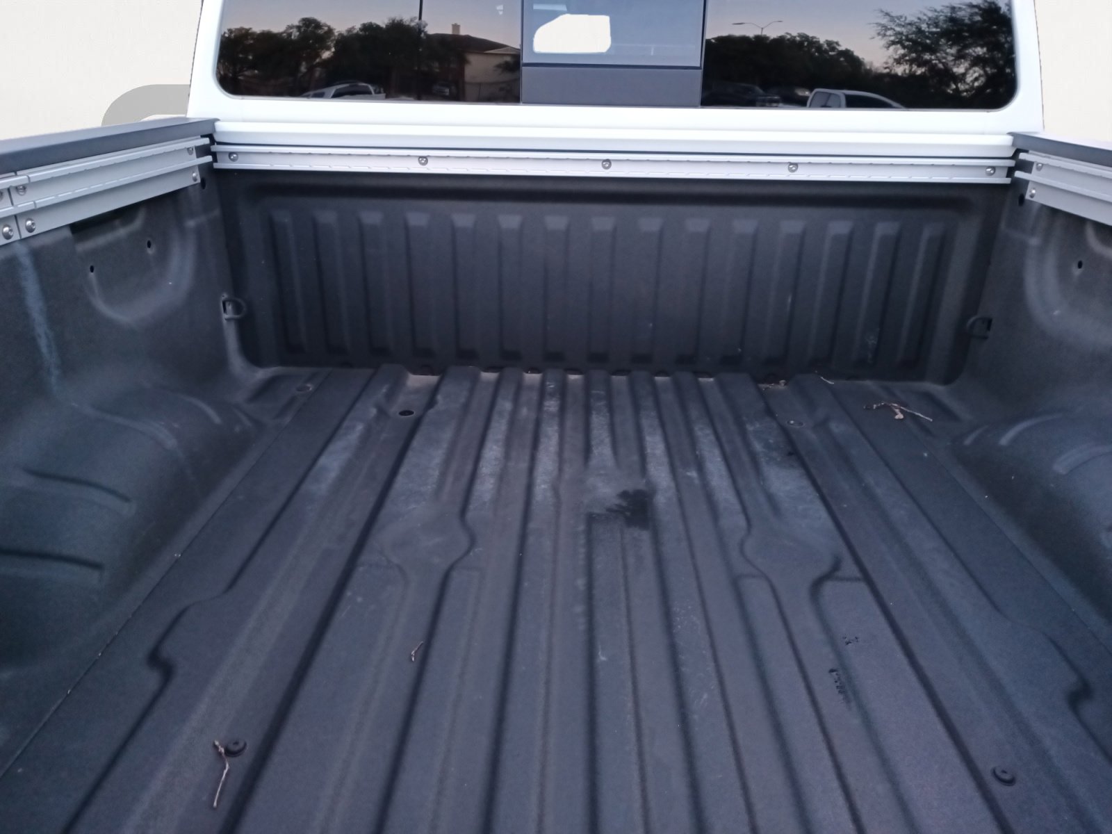 Used 2023 Nissan Titan SV w/ SV Convenience Package image 12