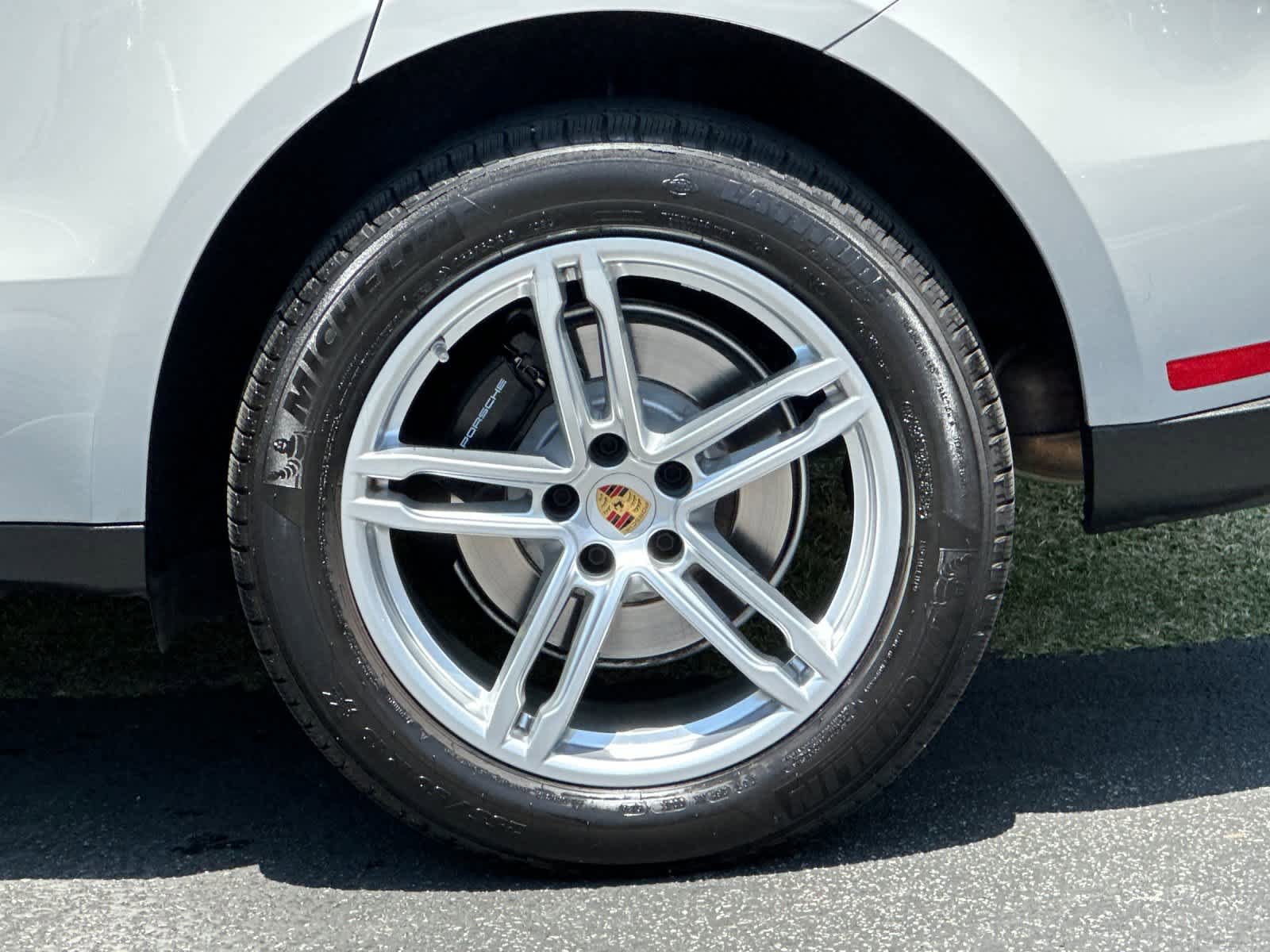 Certified 2025 Porsche Macan AWD/4WD image 30