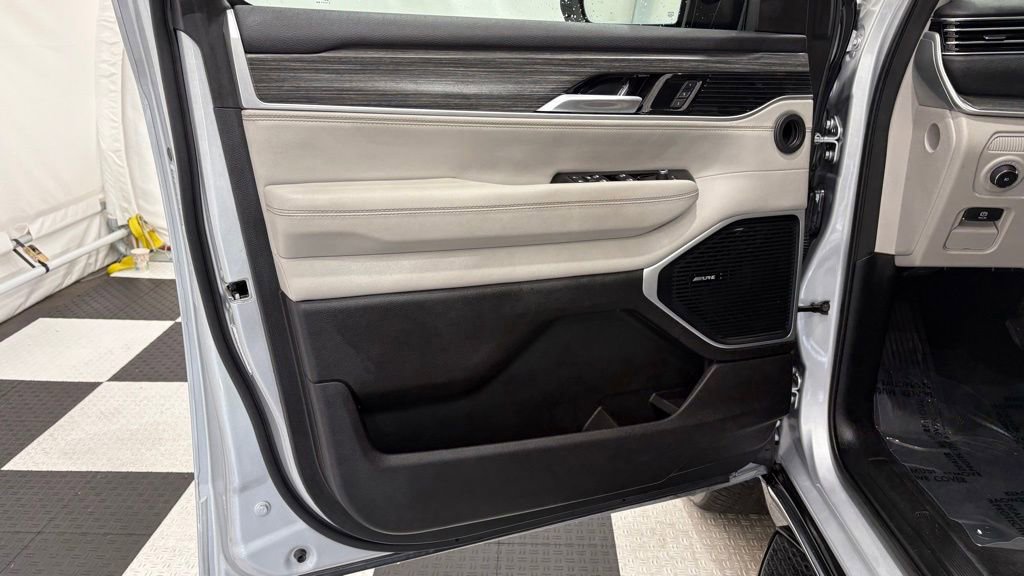 Used 2024 Jeep Wagoneer L Series II w/ Flexible Seating Group AWD/4WD image 16