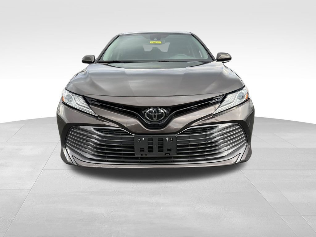 Used 2020 Toyota Camry XLE image 2