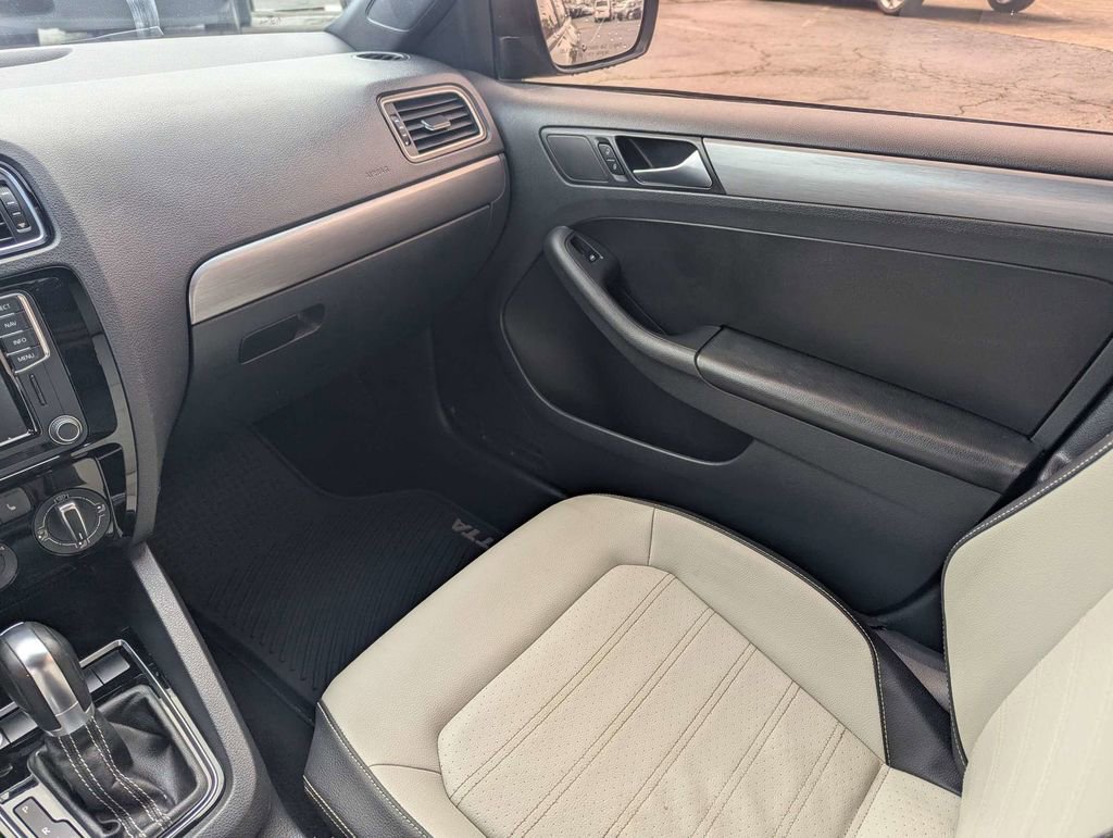 Used 2016 Volkswagen Jetta Sport image 16