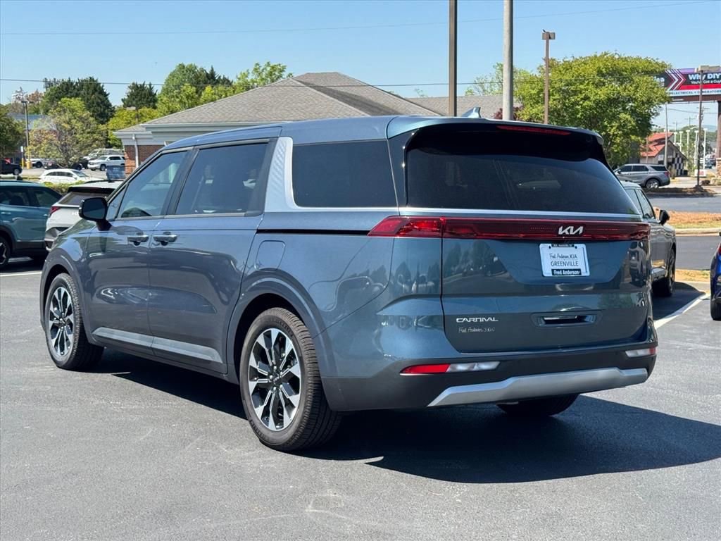 Used 2024 Kia Carnival EX image 5