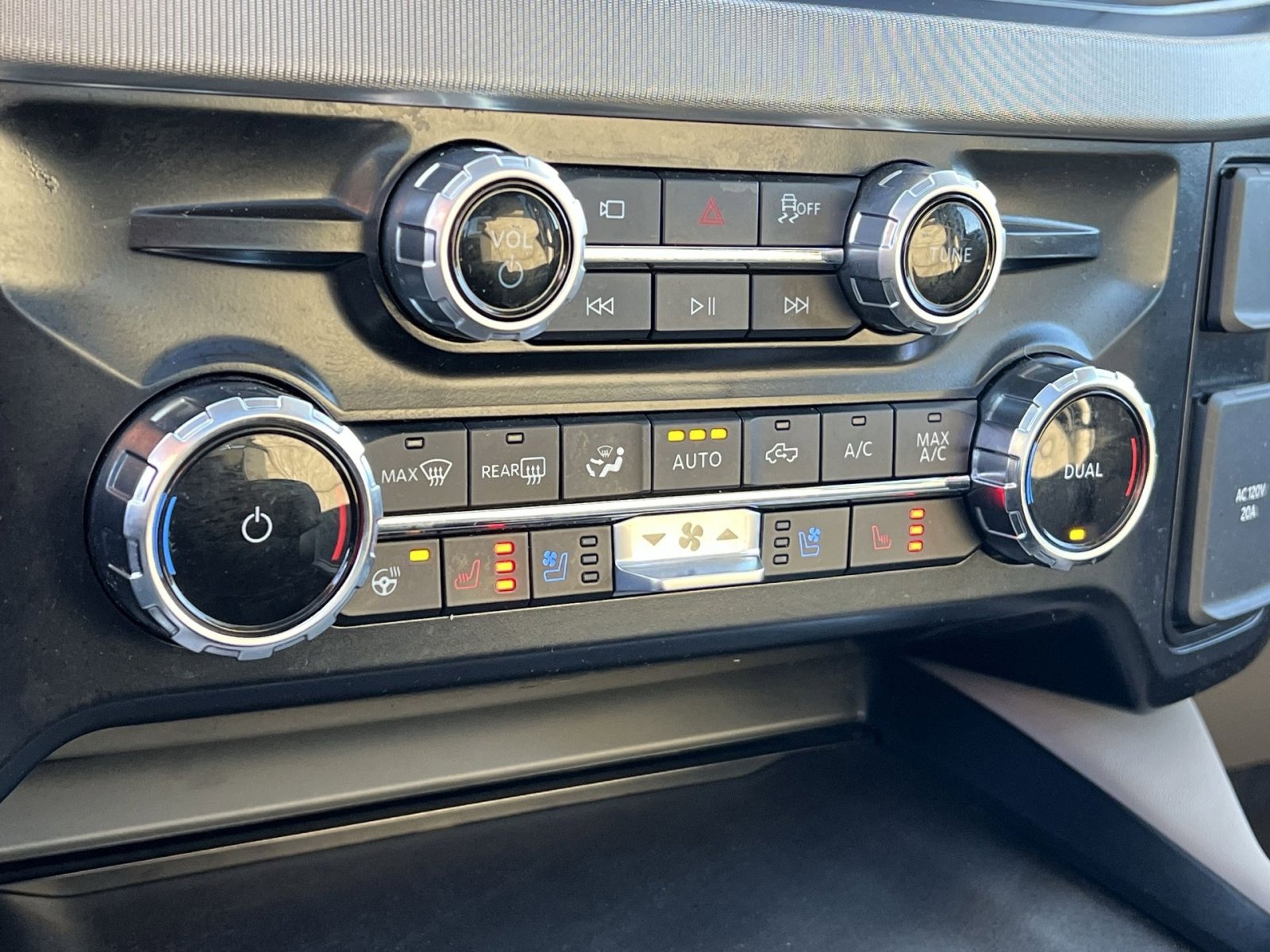 Used 2025 Ford F450 Platinum w/ Platinum Plus Package image 21