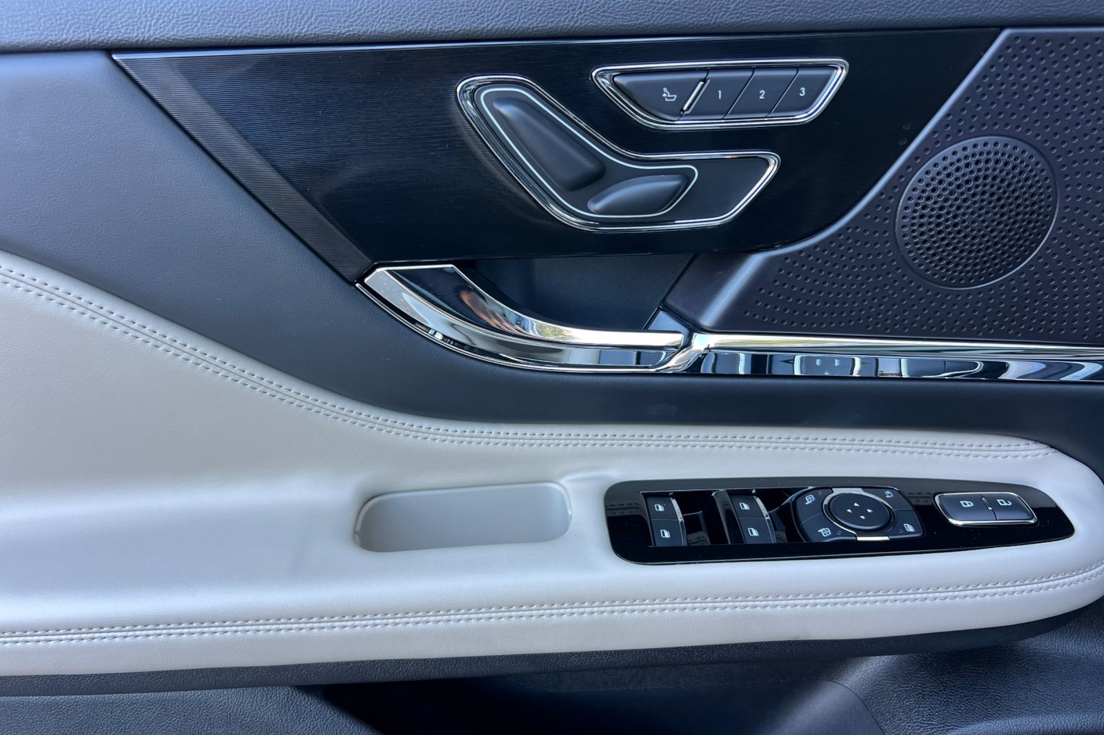 Used 2025 Lincoln Corsair Grand Touring w/ Equipment Group 301A image 11