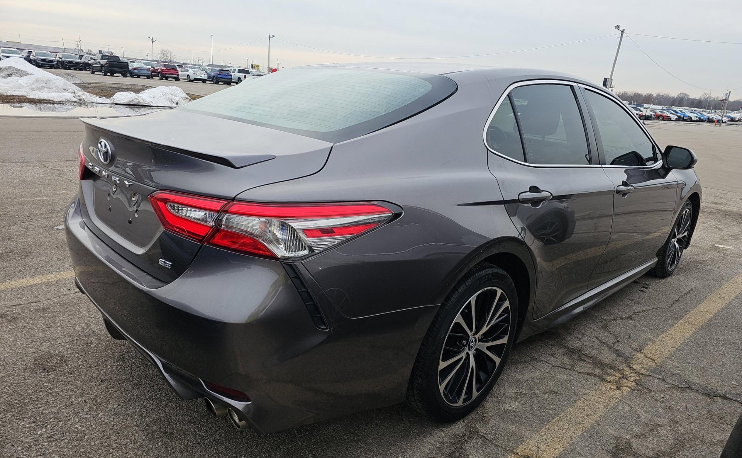 Used 2018 Toyota Camry SE image 3