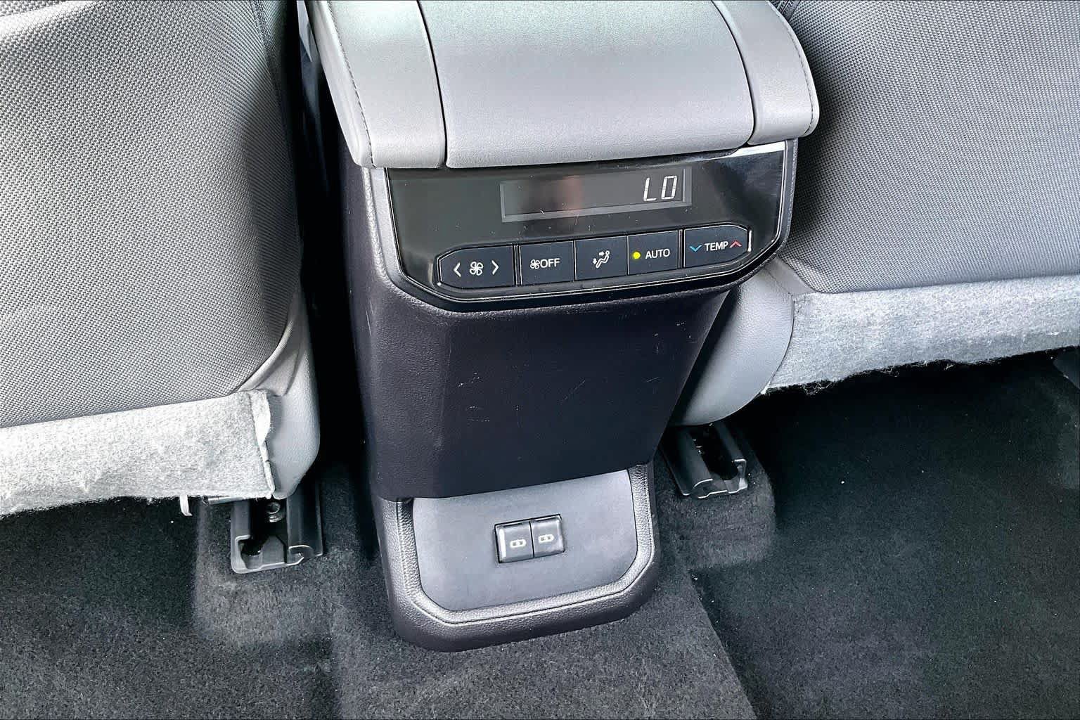 Used 2023 Toyota Highlander LE AWD/4WD image 33