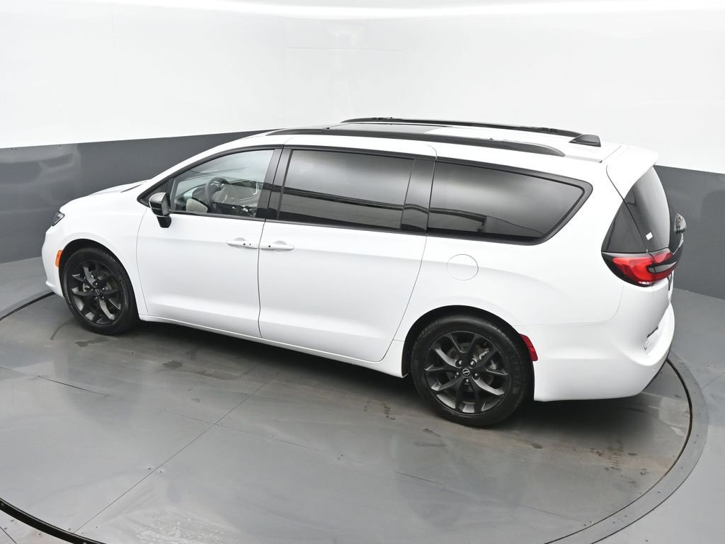 Used 2025 Chrysler Pacifica Limited image 40