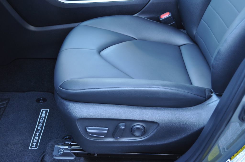 Used 2025 Toyota Highlander XLE image 6