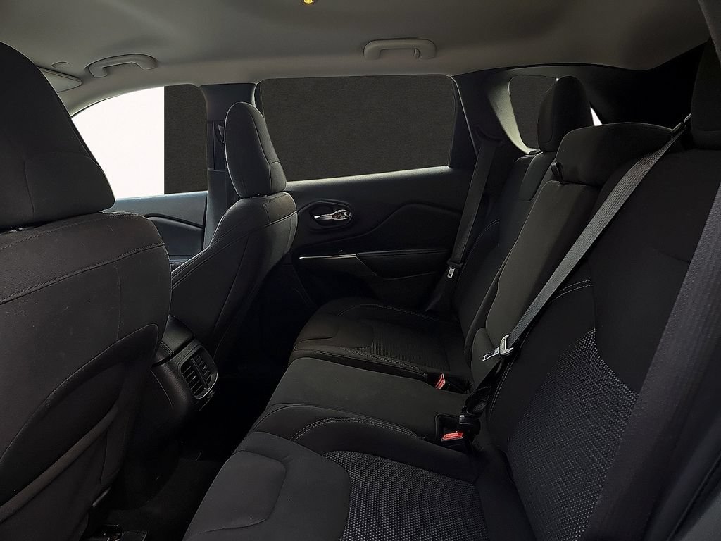 Used 2020 Jeep Cherokee Latitude FWD image 9
