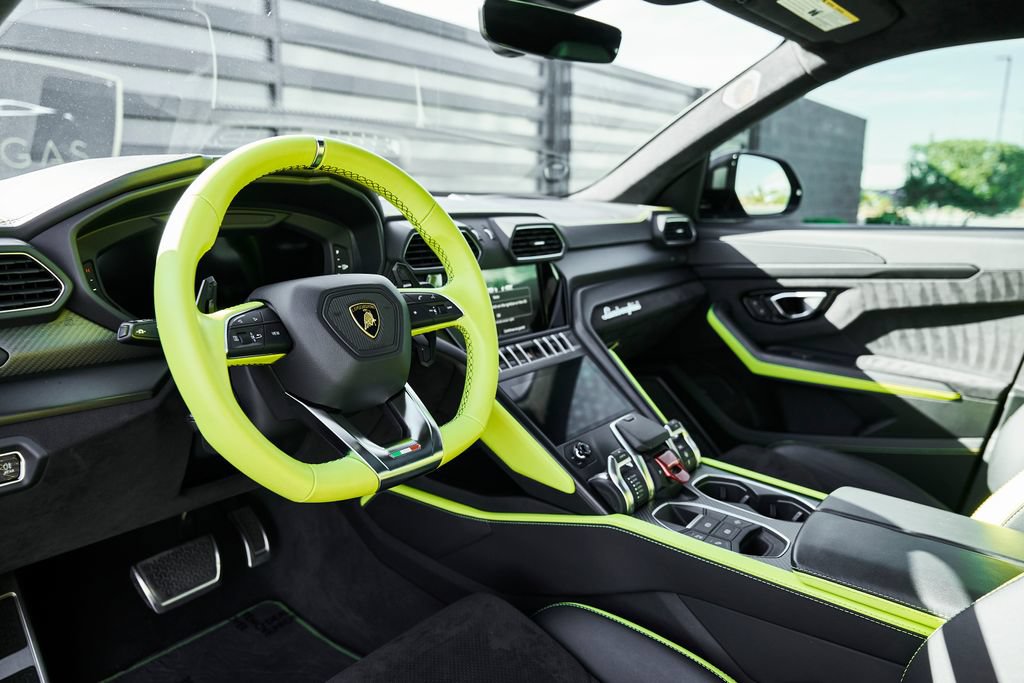 Used 2022 Lamborghini Urus AWD/4WD image 2