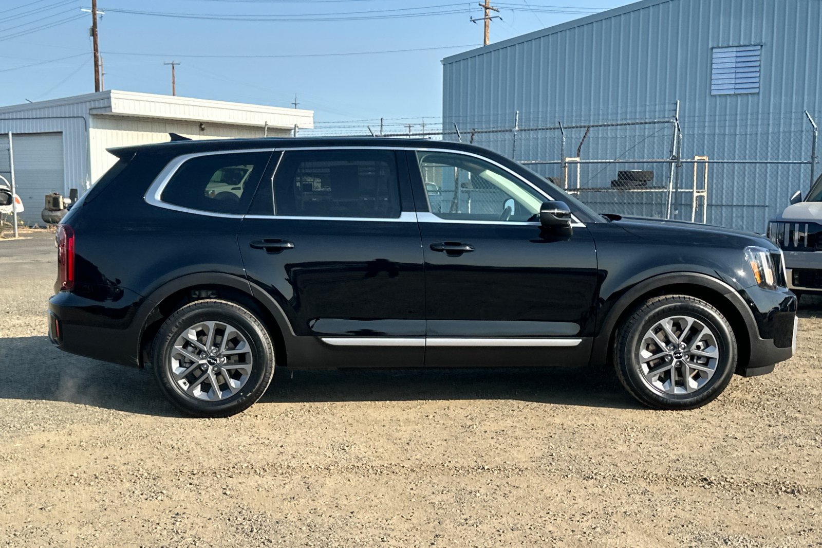 Used 2024 Kia Telluride LX FWD image 3