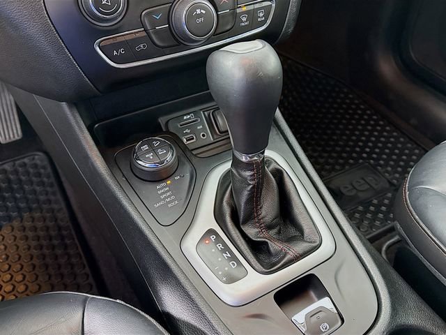 Used 2016 Jeep Cherokee Trailhawk w/ Cold Weather Group image 16