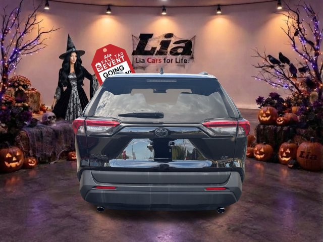 Used 2021 Toyota RAV4 LE AWD/4WD image 4