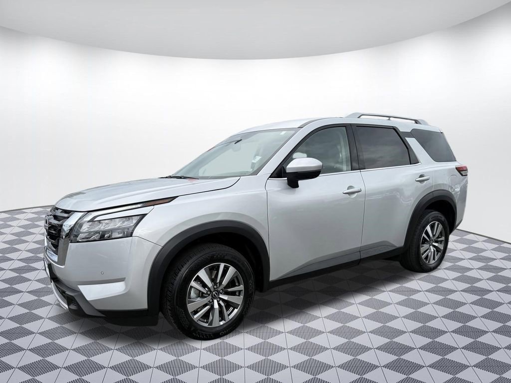 Used 2025 Nissan Pathfinder SL image 3