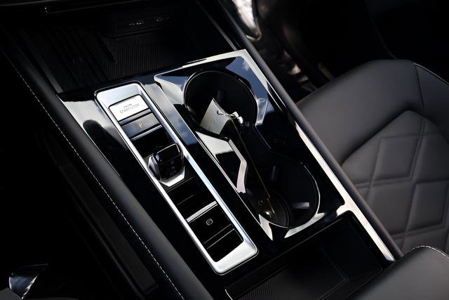 Certified 2025 Volkswagen Atlas Cross Sport SE image 25