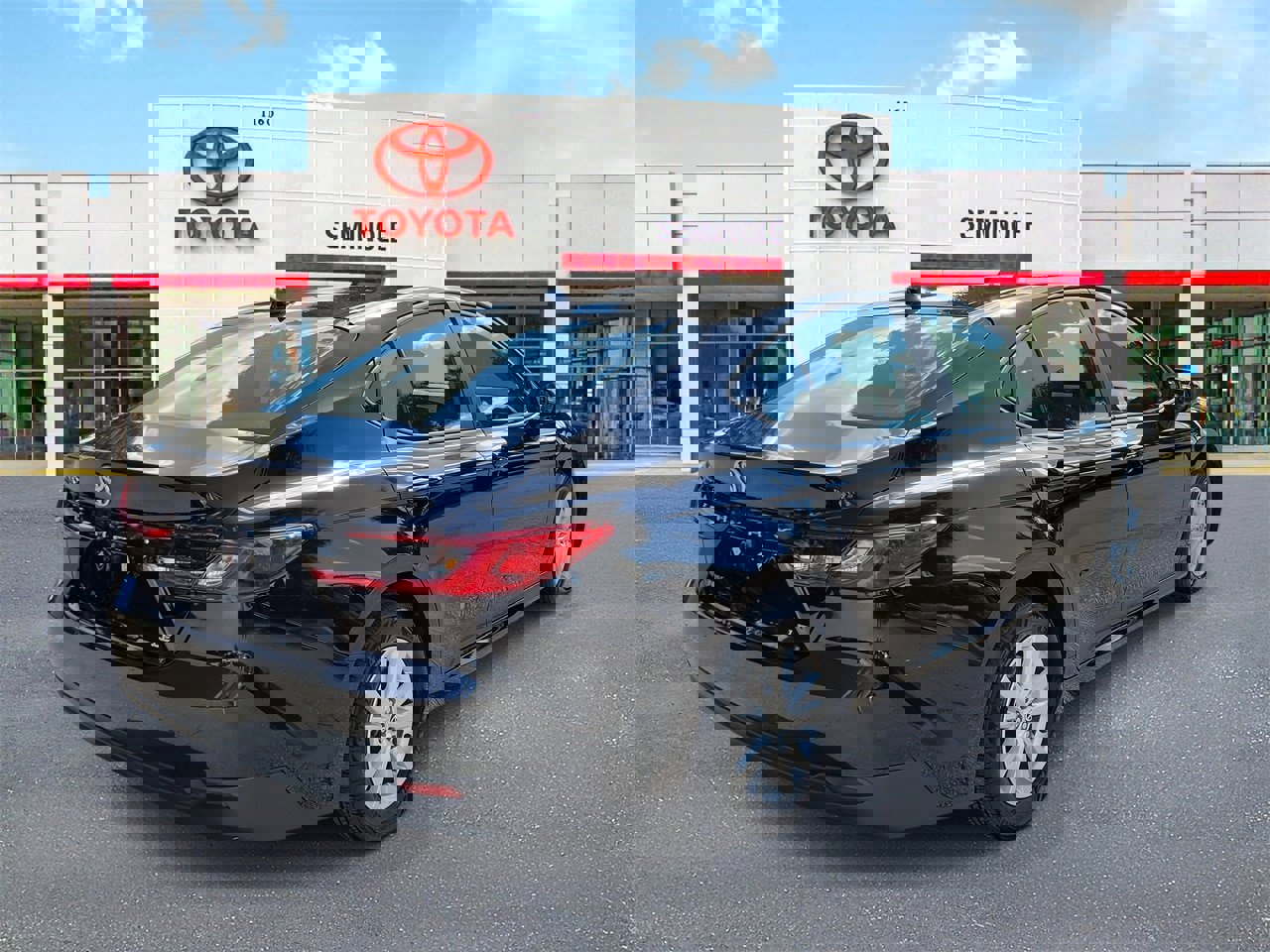 Used 2025 Toyota Camry LE image 3