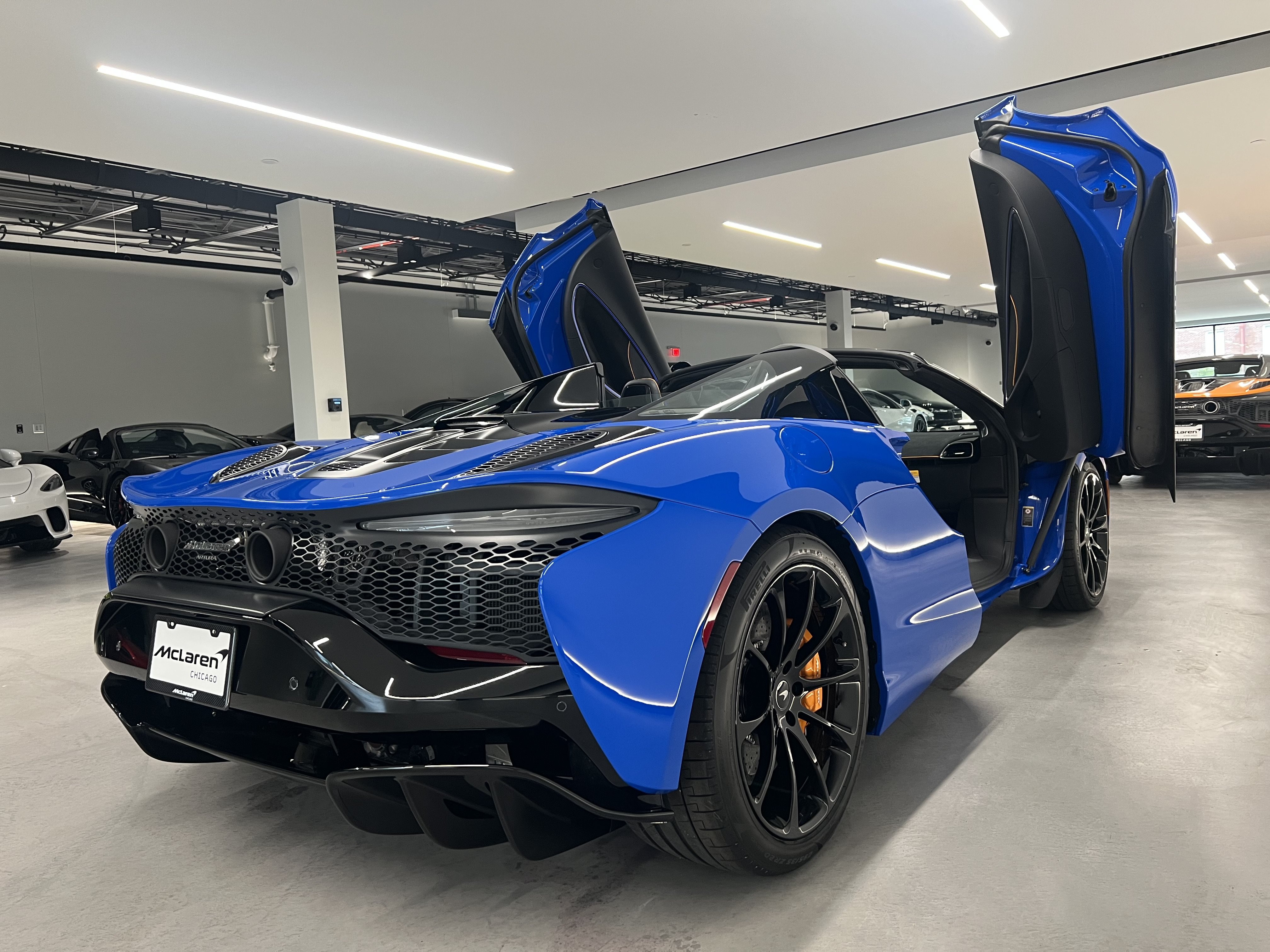Used 2027 McLaren Artura Spider RWD image 17