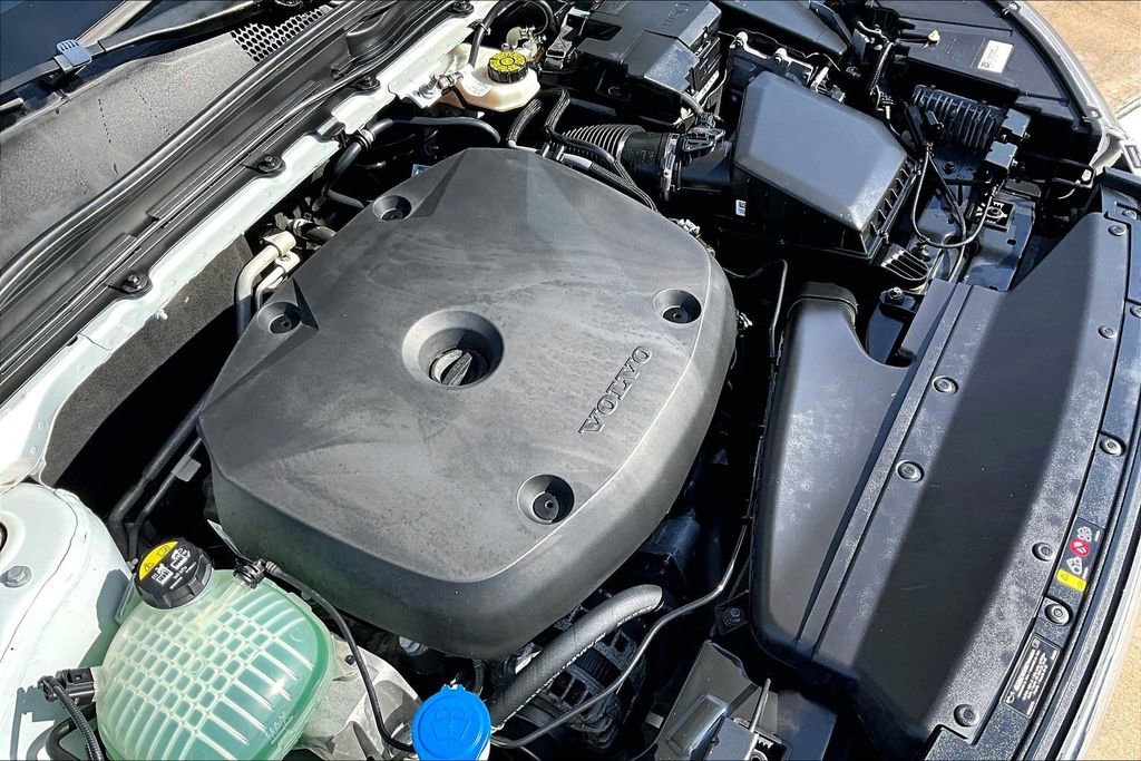 Used 2021 Volvo XC40 T5 Momentum w/ Premium Package image 39