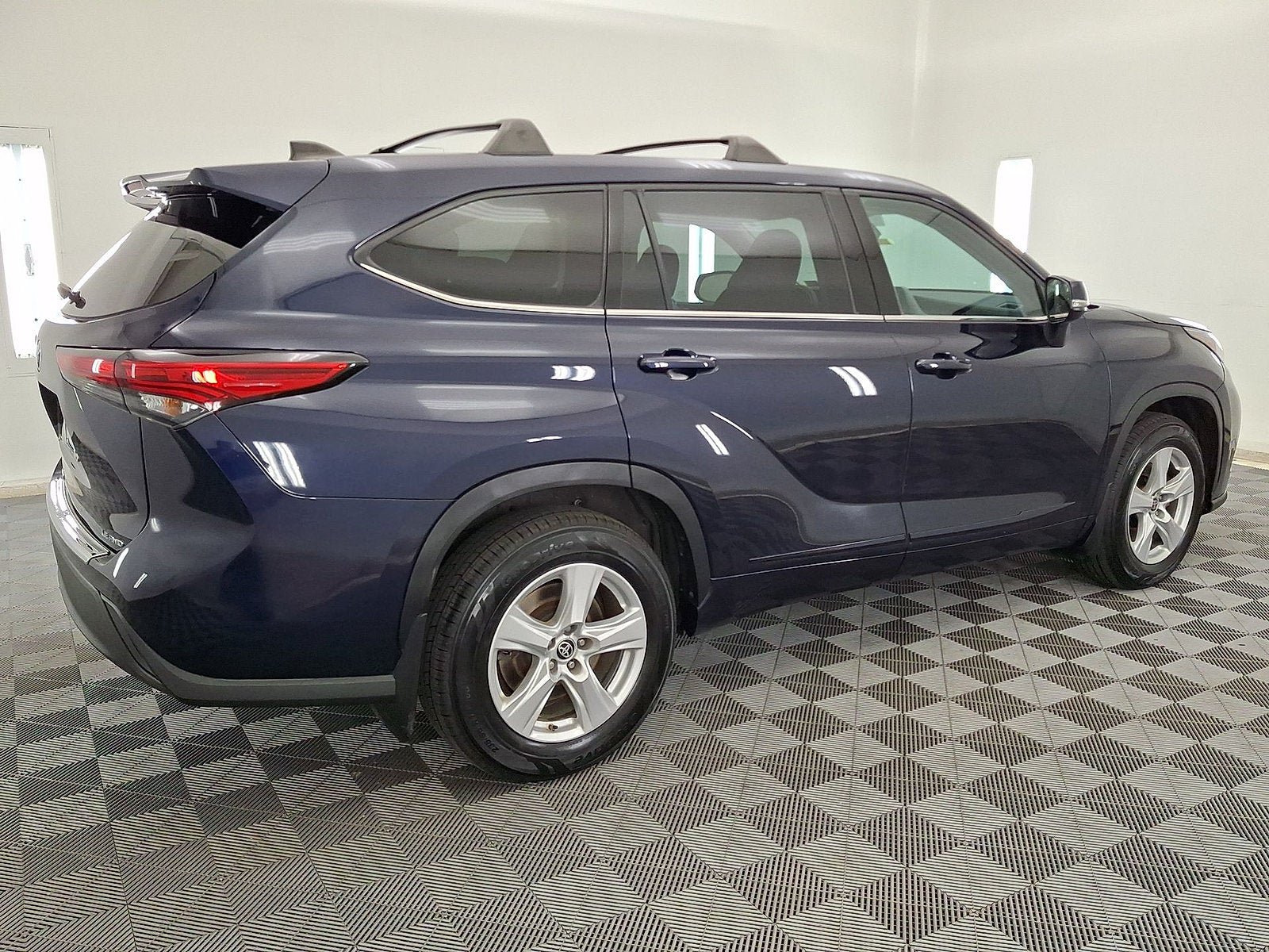Used 2022 Toyota Highlander LE AWD/4WD image 17