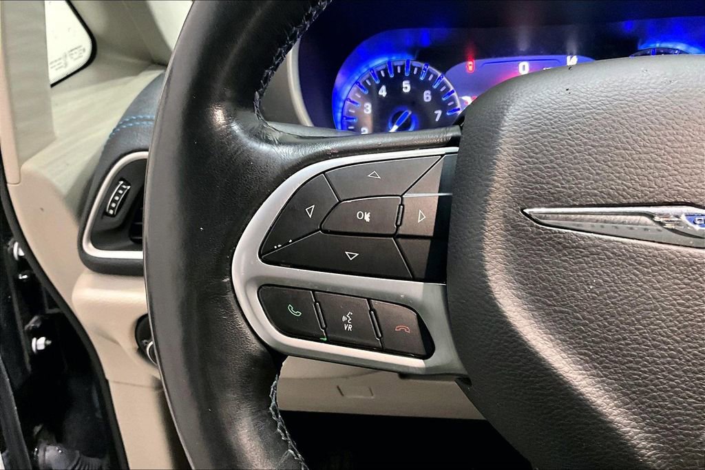 Used 2021 Chrysler Pacifica Touring-L image 10