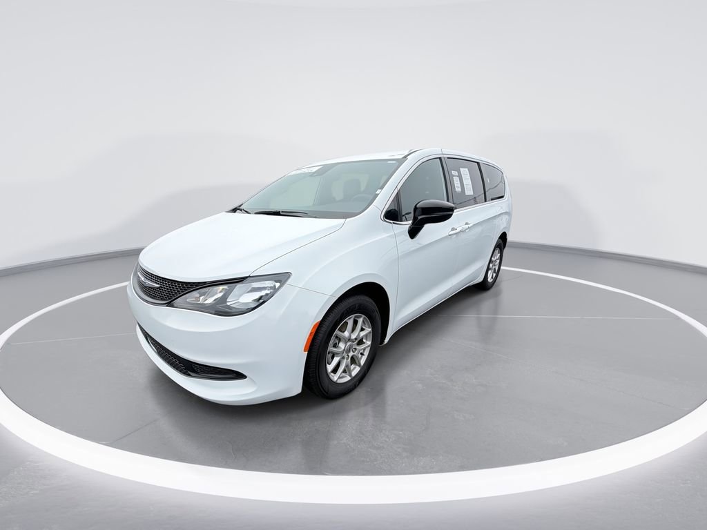 Used 2025 Chrysler Voyager LX FWD image 4