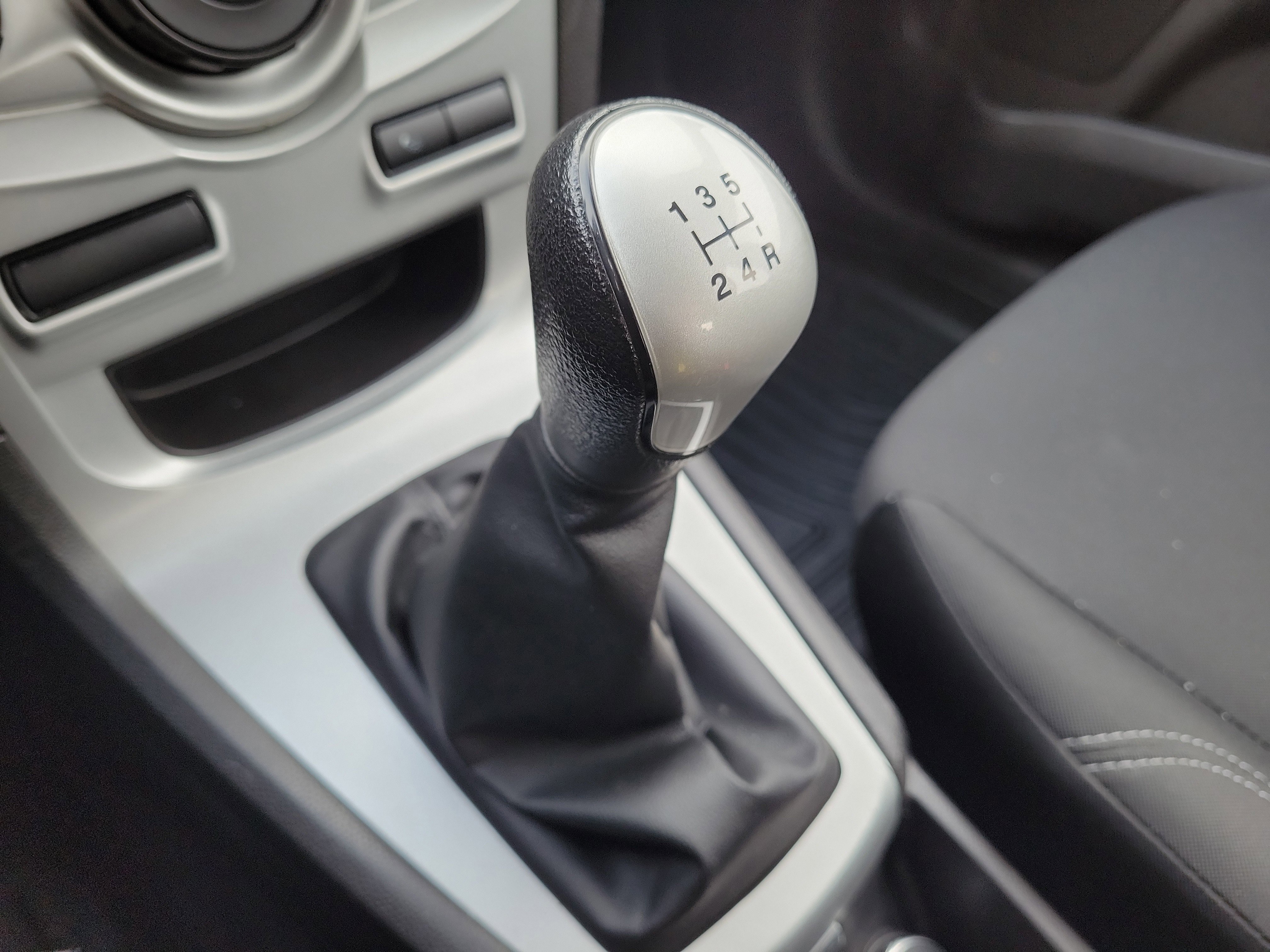 Used 2015 Ford Fiesta SE image 30