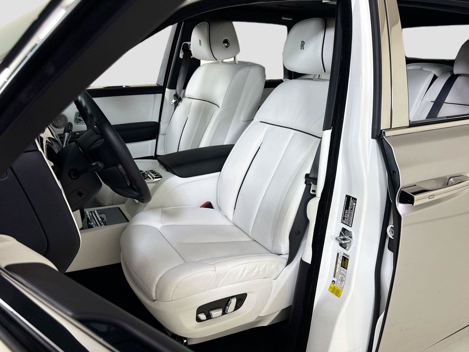 Used 2023 Rolls-Royce Phantom Sedan RWD image 14