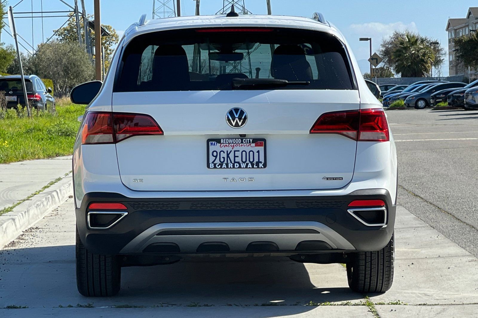Used 2023 Volkswagen Taos SE w/ Panoramic Sunroof Package image 5