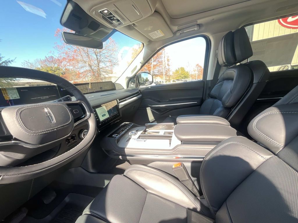 New 2025 Lincoln Navigator Reserve AWD/4WD image 10