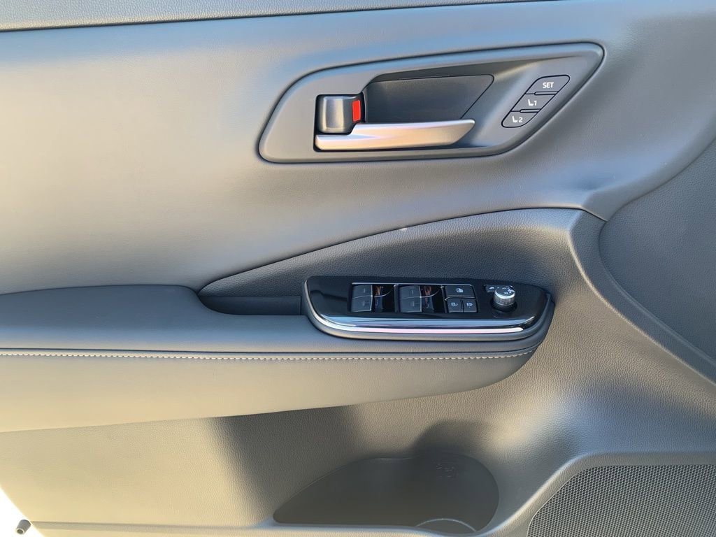 New 2025 Toyota Crown Signia image 11