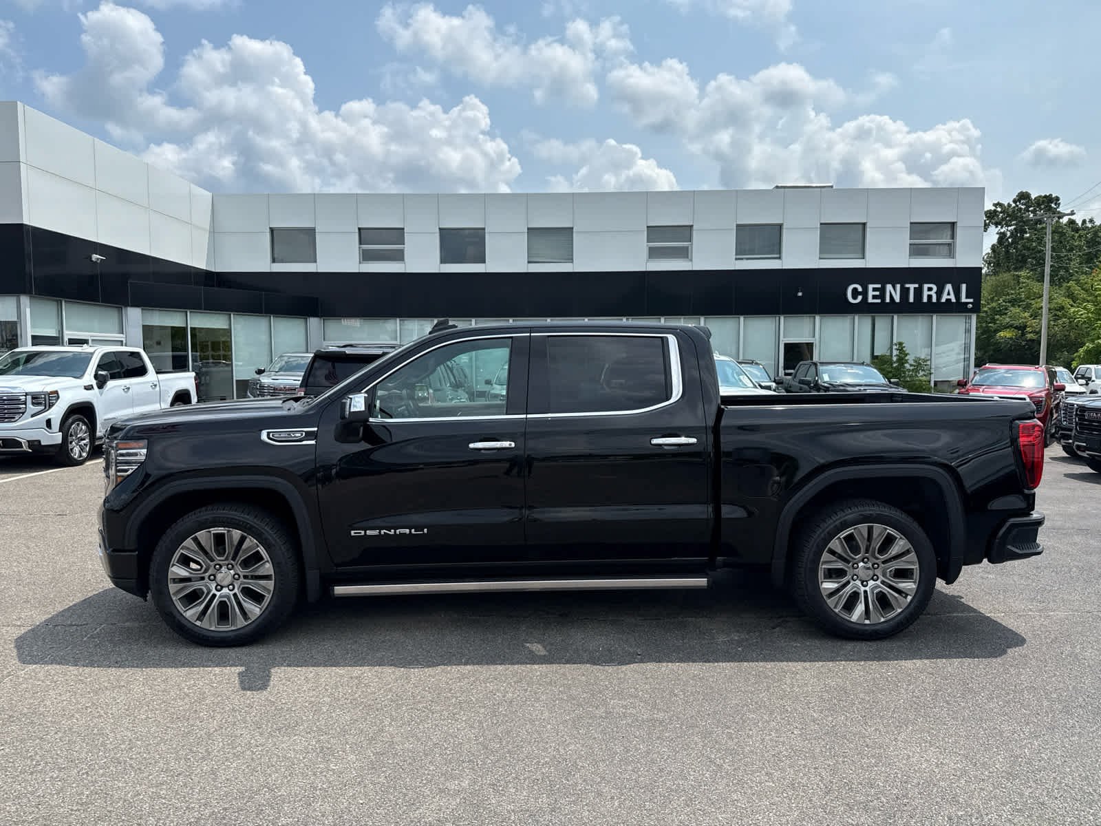 Certified 2023 GMC Sierra 1500 Denali w/ Denali Reserve Package AWD/4WD image 2