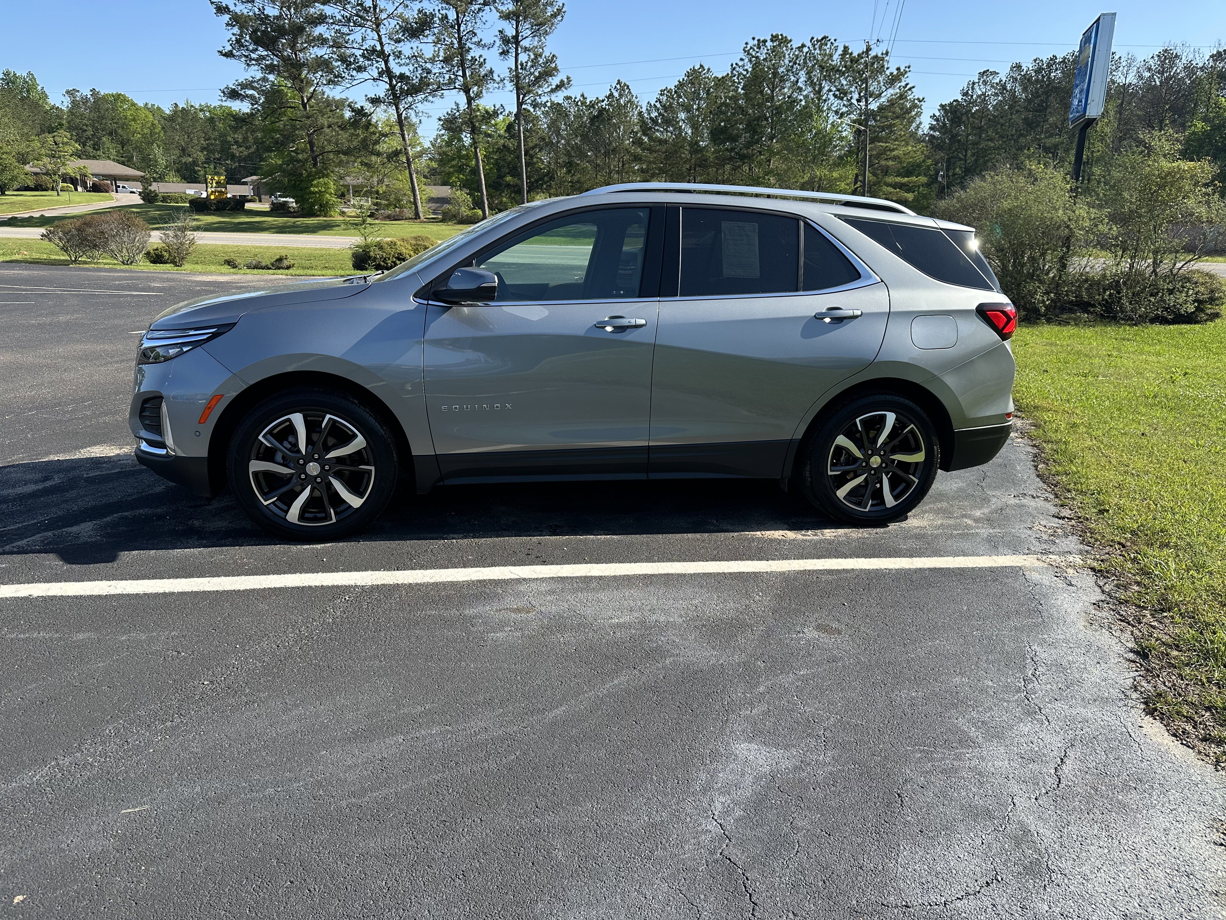 Used 2023 Chevrolet Equinox Premier FWD image 1