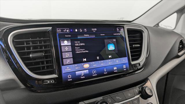 Used 2023 Chrysler Pacifica Touring-L FWD image 32