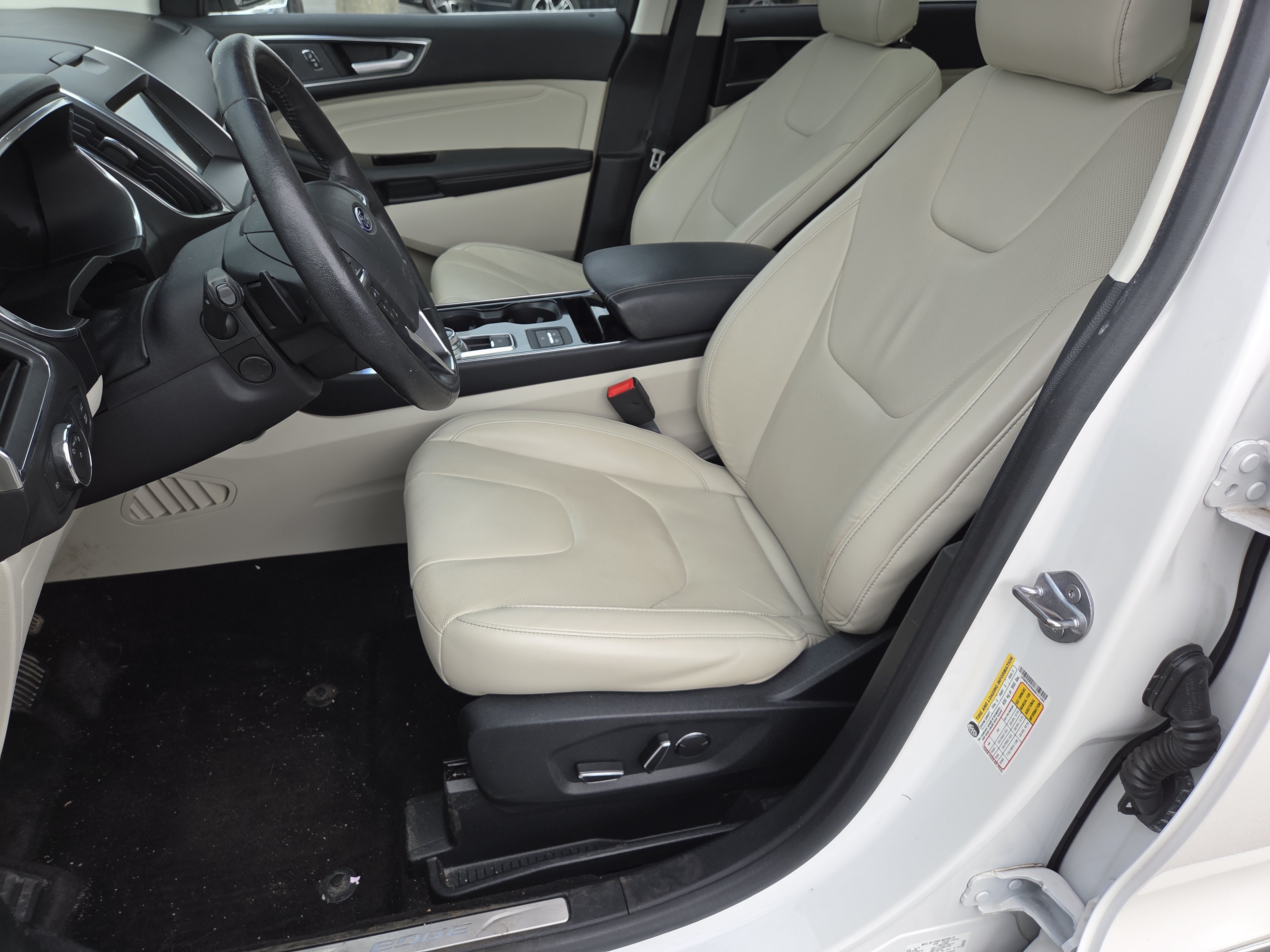 Used 2019 Ford Edge Titanium w/ Equipment Group 301A AWD/4WD image 17