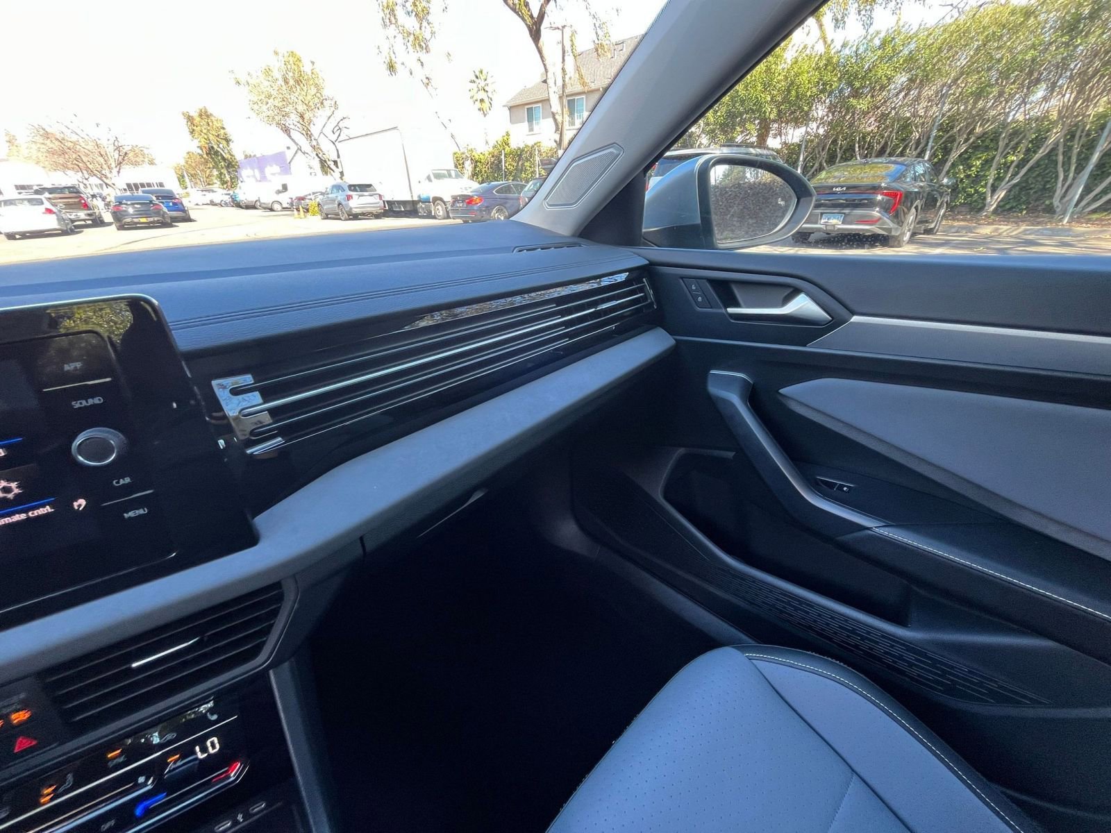 Used 2025 Volkswagen Jetta SE image 36