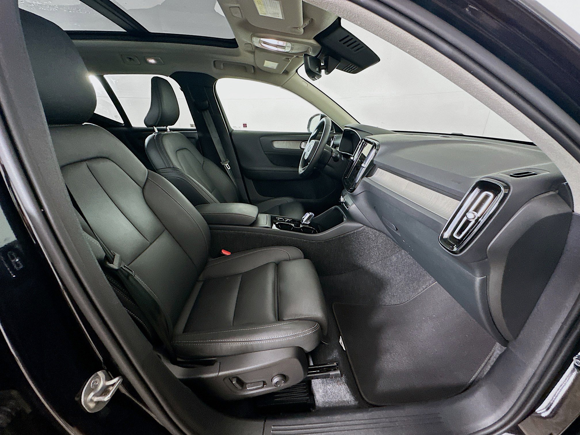 Used 2025 Volvo XC40 B5 Plus image 32