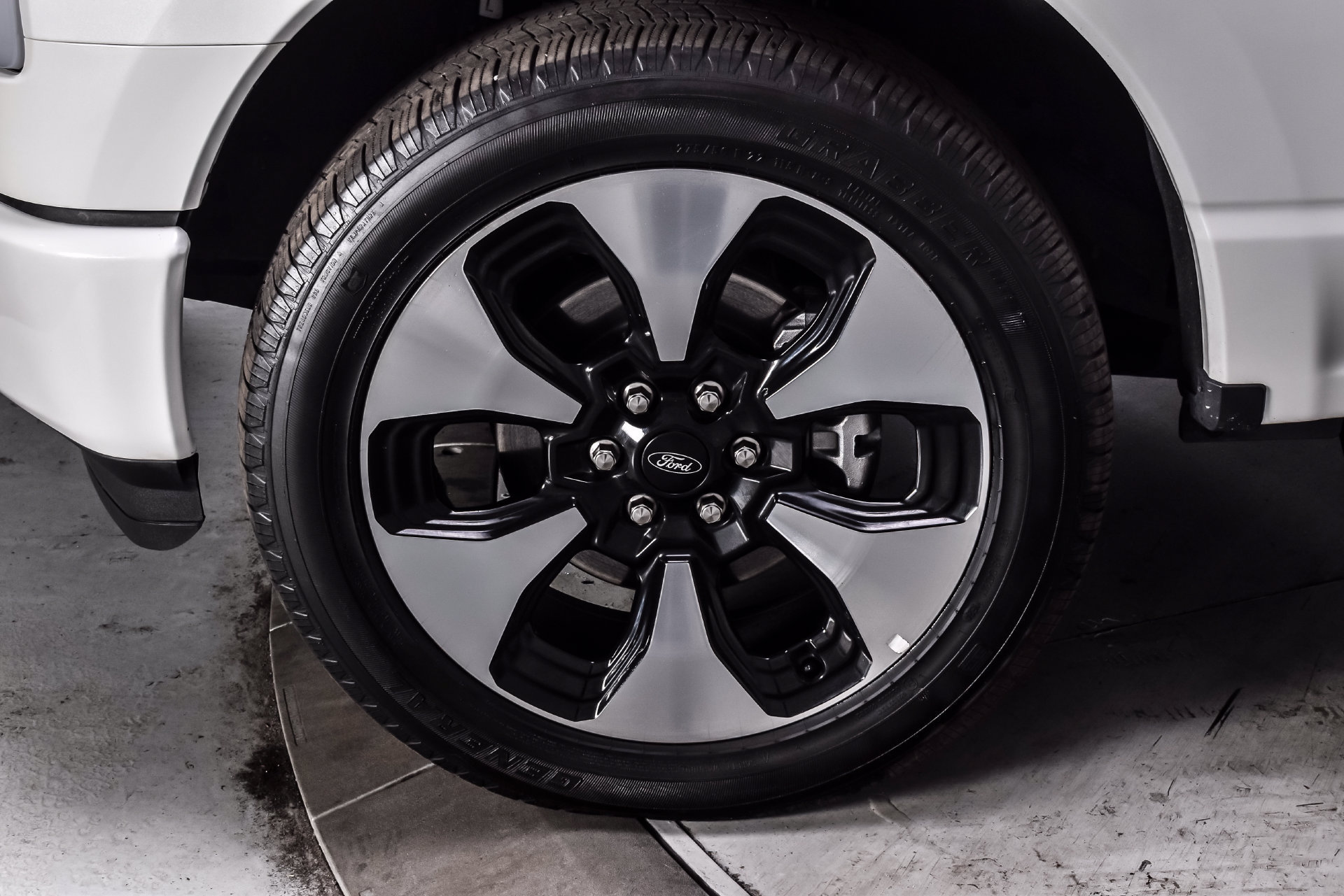 Used 2024 Ford F150 Lightning Platinum AWD/4WD image 8