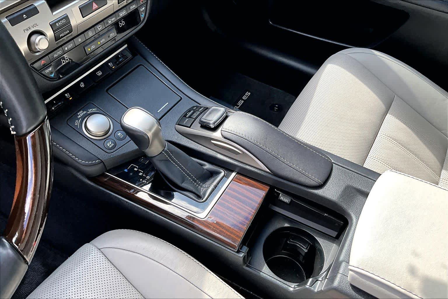 Used 2017 Lexus ES 300h image 17