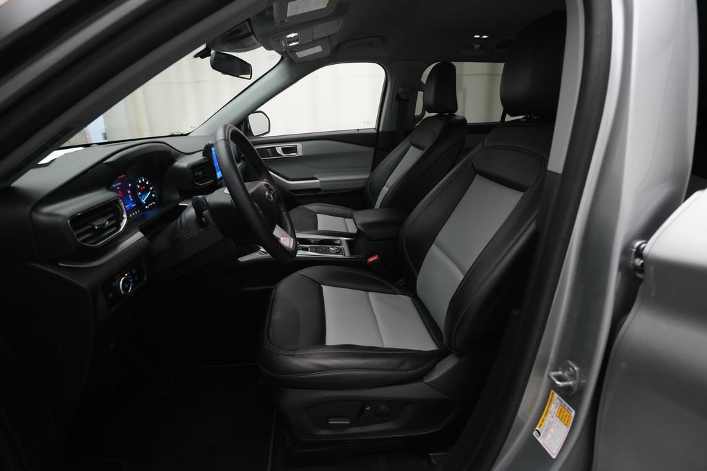 Used 2023 Ford Explorer XLT w/ Equipment Group 202A AWD/4WD image 7
