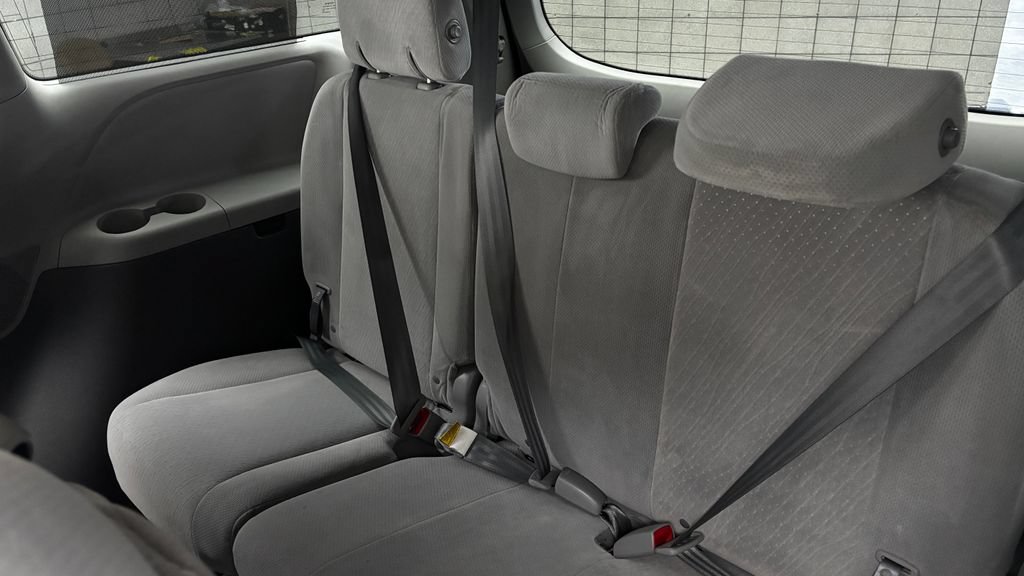 Used 2015 Toyota Sienna LE FWD image 28