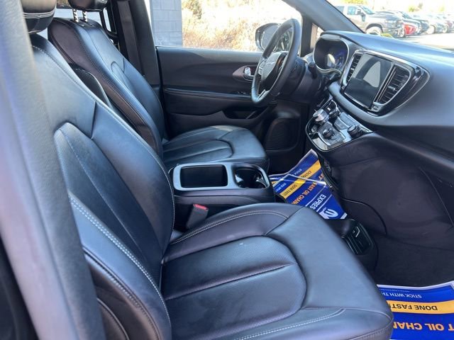 Used 2025 Chrysler Pacifica Select image 12